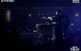 「拨号·未来之地」电音歌会燃爆京城：集结抖音音乐人的炫酷声光实验